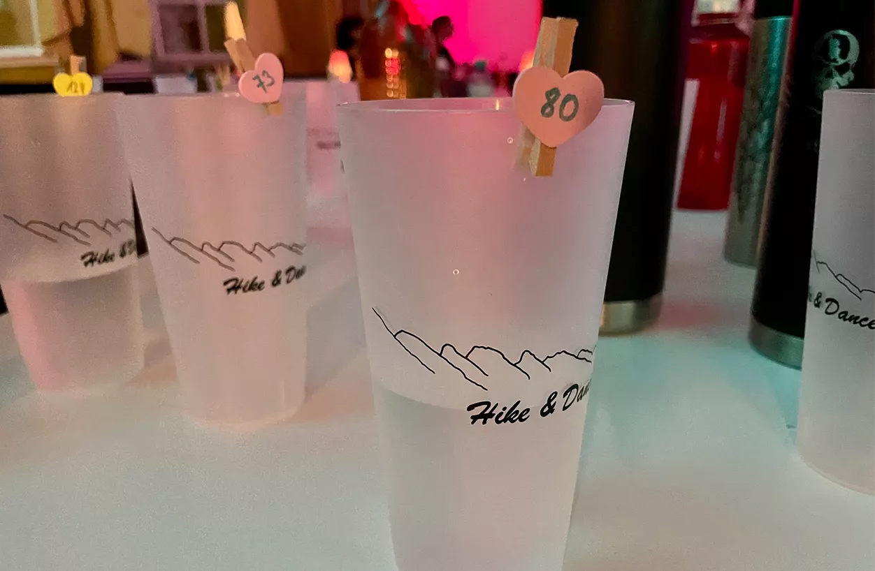 hike dance becher im einsatz