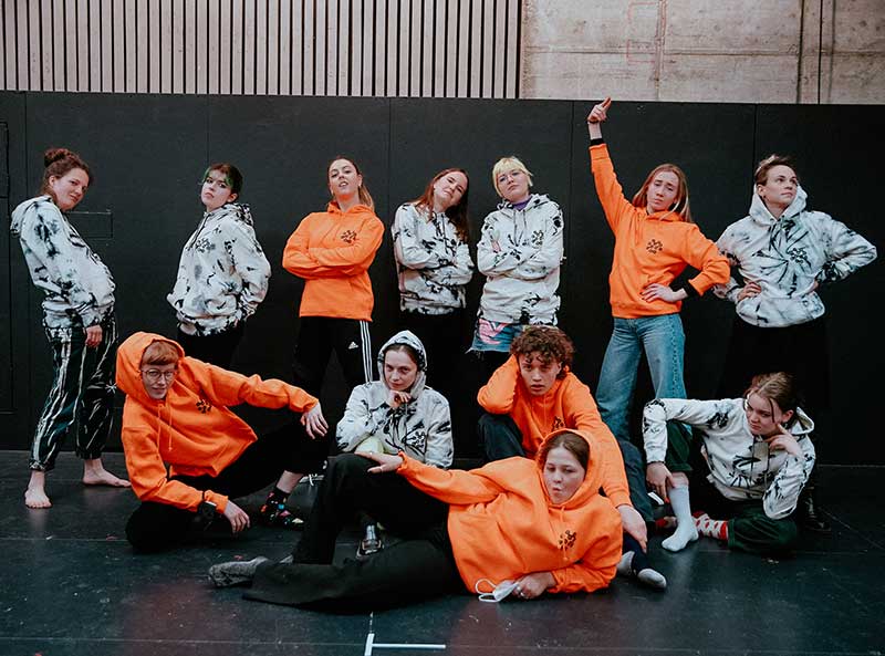 Hoodies Schauspielhaus Zuerich Jugendclub Orange Und Weiss