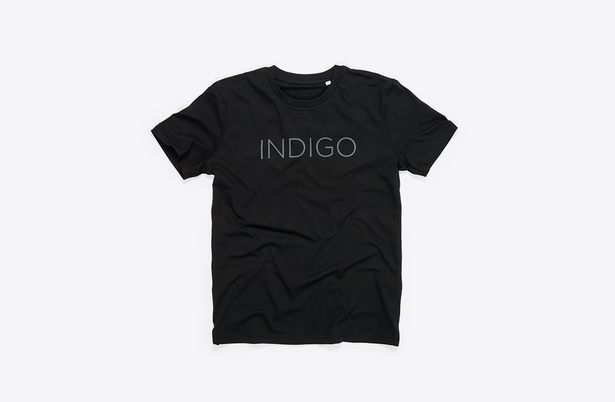 indigo basel bedrucktes t shirt mit logo aufdruck