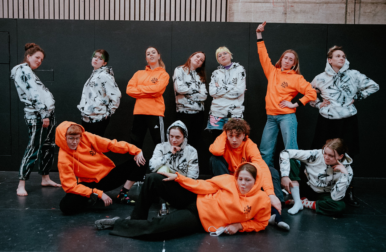 schauspielhaus zuerich jugendclubs hoodies club