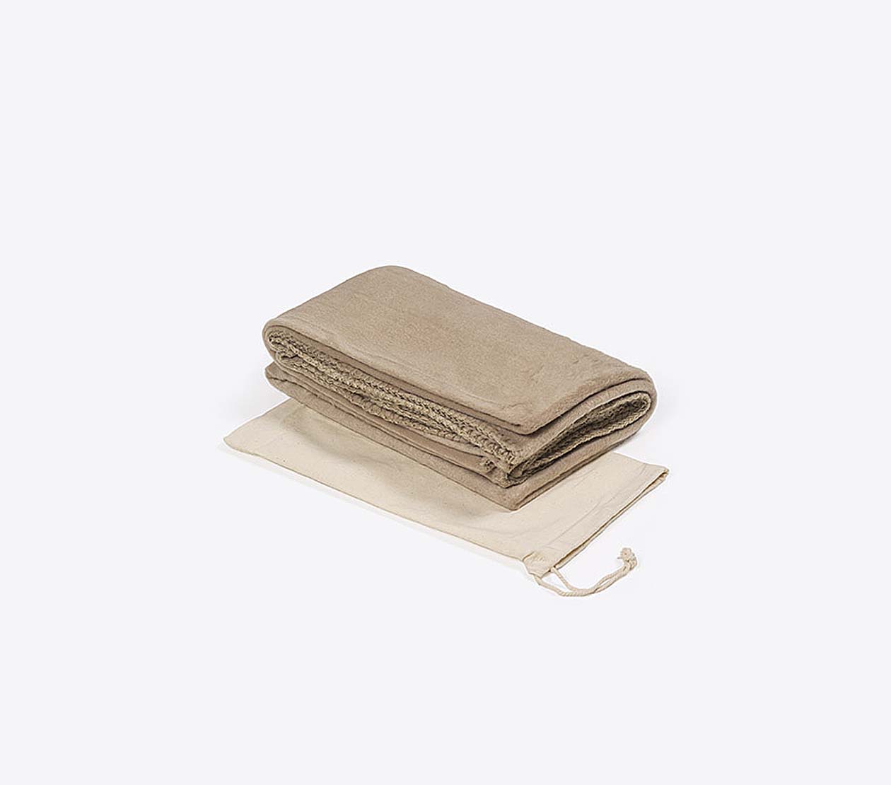 Tagesdecke Easy Makito Bibbli Mit Logo Bedrucken Besticken Fleecedecke Rpet Recycled Polyester Fair Produziert Gefaltet Beige