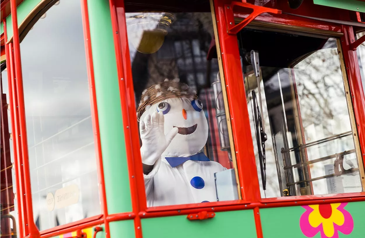 Zuerich Tourismus Zueri Maerlitram Boeoegg Am Steuer